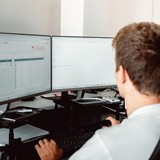 Websline-Mitarbeiter am Computer.