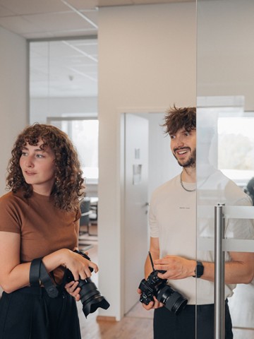 Websline-Fotografen mit Kameras in den Händen.